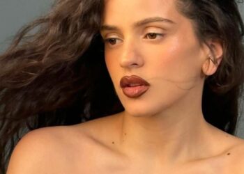 Rosalía ofreciendo concierto en escenario iluminado