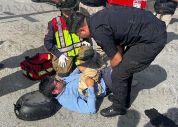 Motociclista y camioneta tras choque en cruce de Nuevo Laredo
