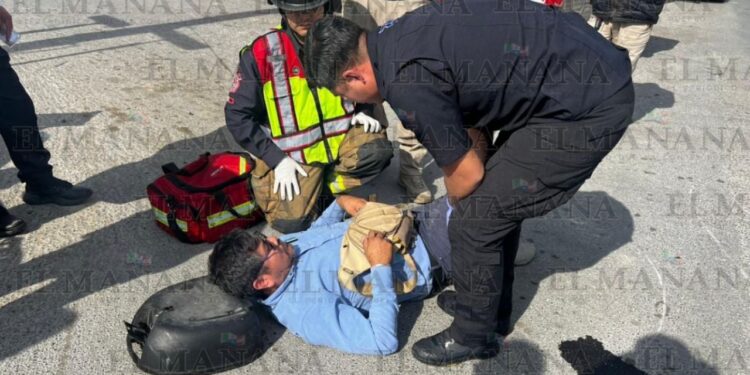 Motociclista y camioneta tras choque en cruce de Nuevo Laredo