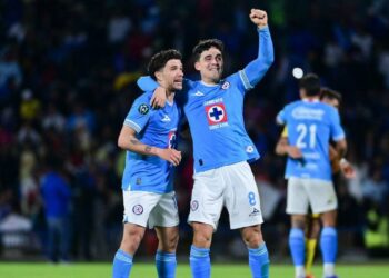 Jugadores jóvenes de Cruz Azul durante un entrenamiento en campo