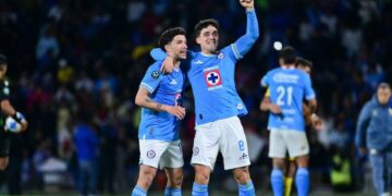 Jugadores jóvenes de Cruz Azul durante un entrenamiento en campo