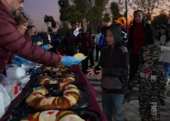 Familias disfrutando de evento tradicional de rosca de reyes