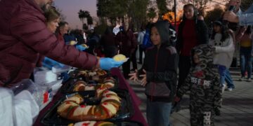 Familias disfrutando de evento tradicional de rosca de reyes