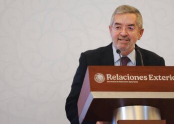 Juan Ramón de la Fuente durante reunión anual de embajadores y cónsules
