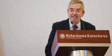 Juan Ramón de la Fuente durante reunión anual de embajadores y cónsules