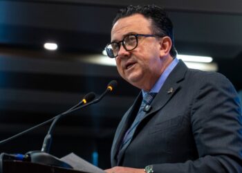 Juan José Sierra presidente de Coparmex en conferencia