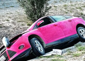 Vehículo caído en zanja tras perder control en Nuevo Laredo