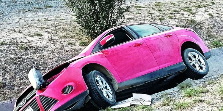 Vehículo caído en zanja tras perder control en Nuevo Laredo