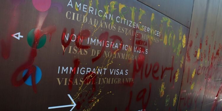 Embajada de Estados Unidos en Ciudad de México con presencia de seguridad