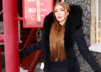 Cantante Bellakath denunciando discriminación durante vuelo