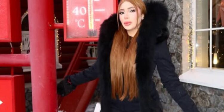 Cantante Bellakath denunciando discriminación durante vuelo