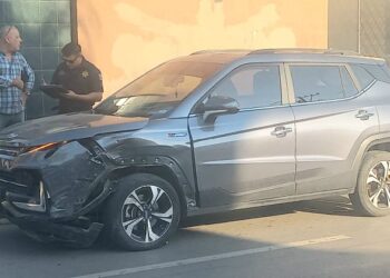 Camioneta y auto chocados en avenida de Tampico