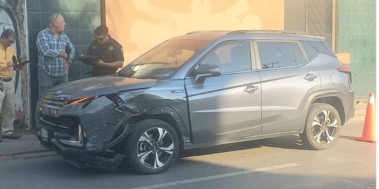 Camioneta y auto chocados en avenida de Tampico