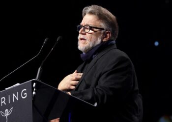 Guillermo del Toro recibe premio Visionary Award en Palm Springs