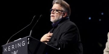 Guillermo del Toro recibe premio Visionary Award en Palm Springs
