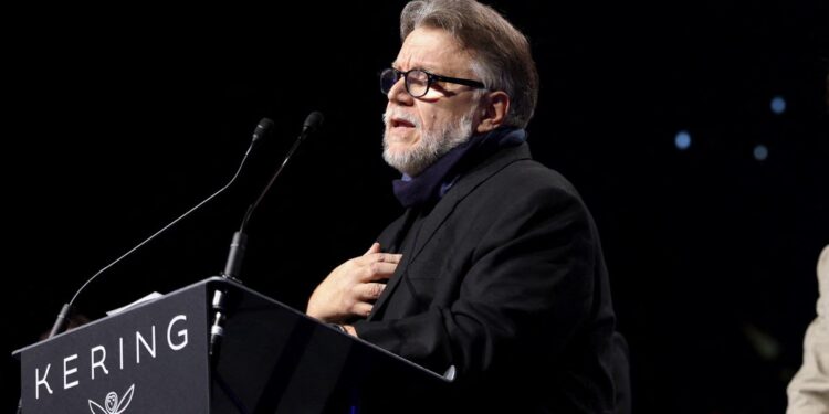 Guillermo del Toro recibe premio Visionary Award en Palm Springs
