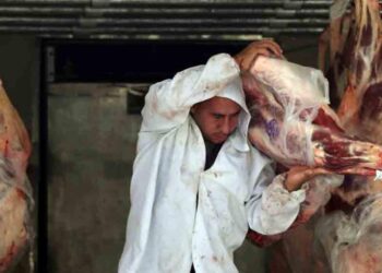 Carne de res en exposición para consumo nacional