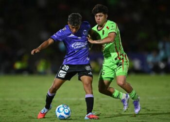 jugadores de Mazatlán FC y FC Juárez en partido de Liga MX