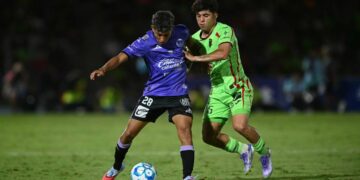 jugadores de Mazatlán FC y FC Juárez en partido de Liga MX