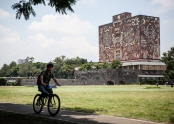 Centro de cómputo con servidores y equipo tecnológico