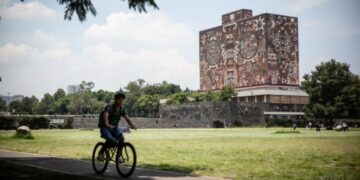 Centro de cómputo con servidores y equipo tecnológico