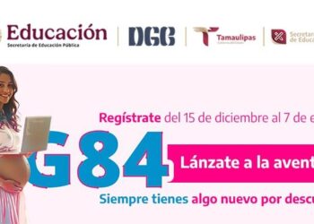 Estudiantes estudiando en computadora en curso en línea