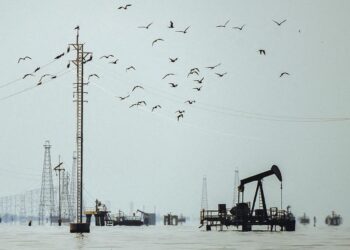 Plataforma petrolera en Venezuela al atardecer con el mar