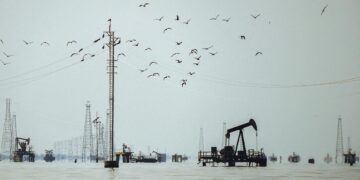 Plataforma petrolera en Venezuela al atardecer con el mar