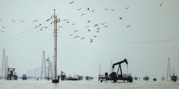 Plataforma petrolera en Venezuela al atardecer con el mar