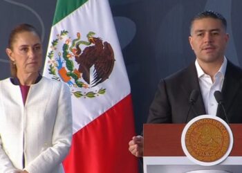 Agentes policiales procesan evidencia en operativo antidrogas