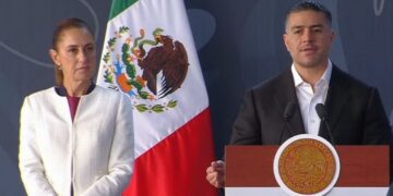 Agentes policiales procesan evidencia en operativo antidrogas