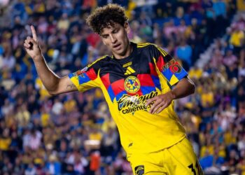 André Jardine hablando en conferencia de prensa reciente