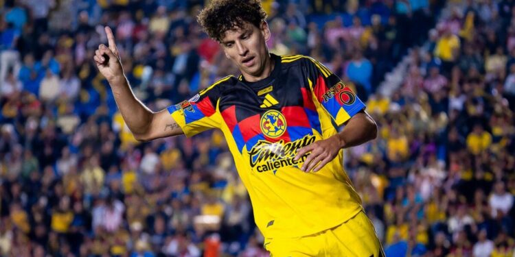 André Jardine hablando en conferencia de prensa reciente