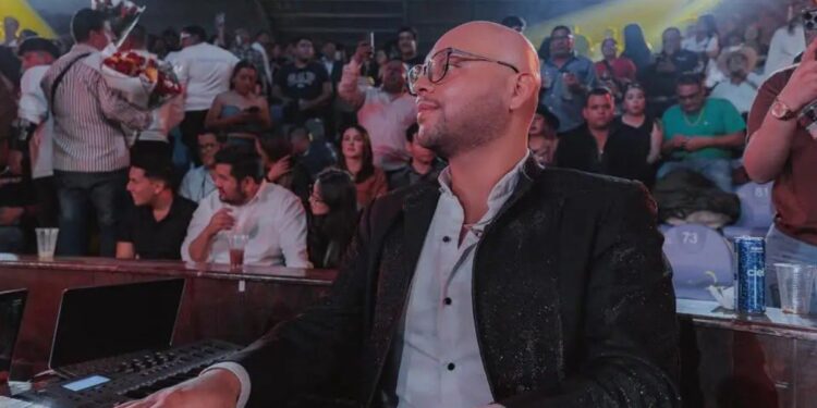 Gerson Leos en concierto con Banda MS