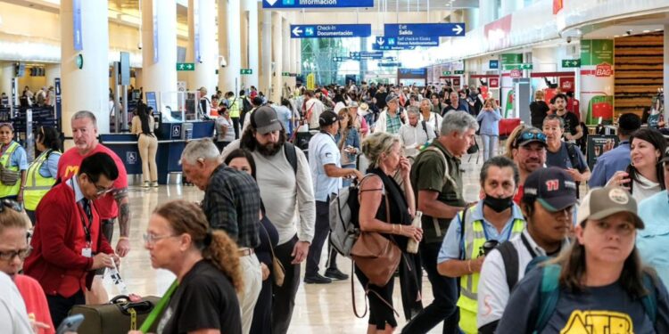 Aviones en aeropuerto de Quintana Roo durante temporada alta