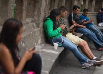 Jóvenes mexicanos participando en programa laboral