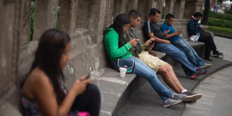 Jóvenes mexicanos participando en programa laboral