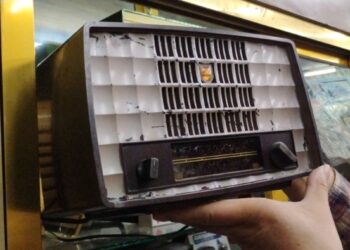 Taller TeleRadio con radios antiguos y equipo de electrónica