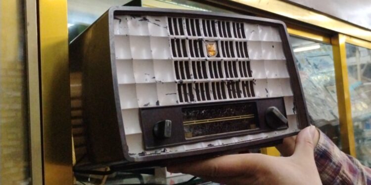 Taller TeleRadio con radios antiguos y equipo de electrónica