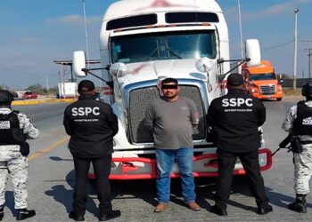 Operativo aduanero en Nuevo Laredo asegurando camión