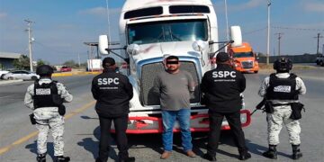 Operativo aduanero en Nuevo Laredo asegurando camión