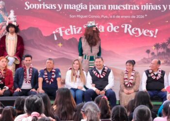 Entrega de juguetes a niños en comunidad indígena de Puebla