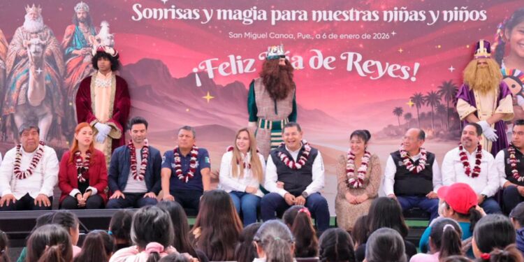 Entrega de juguetes a niños en comunidad indígena de Puebla