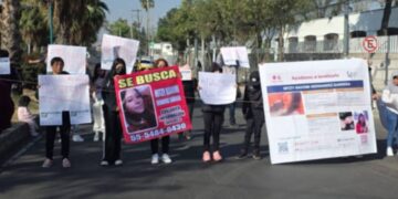 Manifestantes bloquean avenida Tláhuac en CDMX para exigir búsqueda
