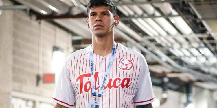 Robert Morales delantero paraguayo jugando futbol con Toluca