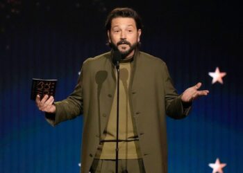 Diego Luna durante entrega de premios en Critics Choice Awards 2026