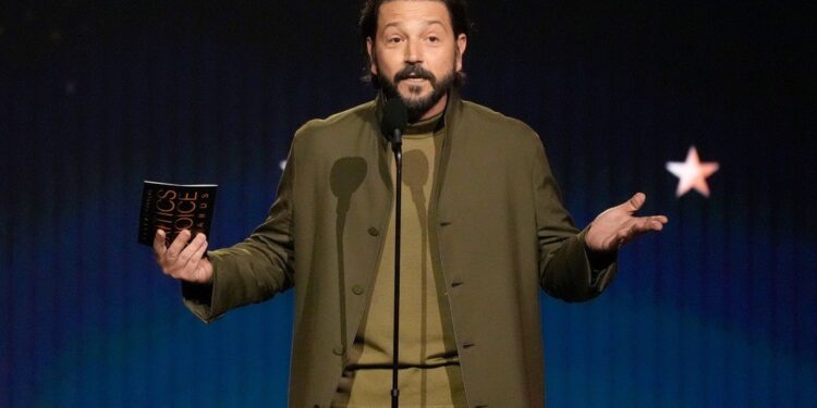 Diego Luna durante entrega de premios en Critics Choice Awards 2026