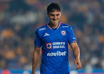 Lorenzo Faravelli y Miguel Borja con camisetas de Cruz Azul