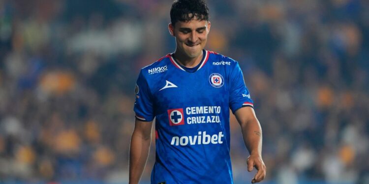 Lorenzo Faravelli y Miguel Borja con camisetas de Cruz Azul