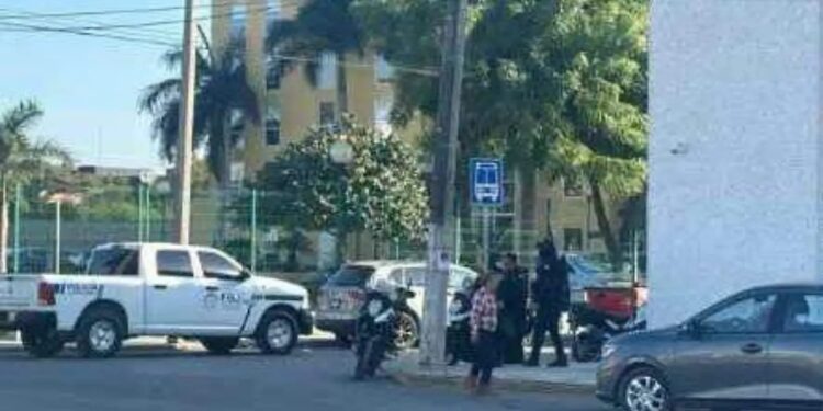 Sucursal bancaria y tránsito en bulevar López Mateos Ciudad Victoria